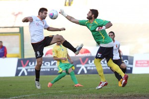 Chiaria prova ad anticipare il portiere (foto Luca Maricchiolo)