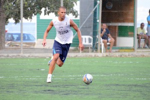 Il difensore Giuseppe Nastasi in azione al ''Garden Sport'' di Mili Marina