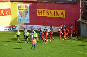 L'ingresso in campo del Città di Messina, al secondo impegno casalingo consecutivo