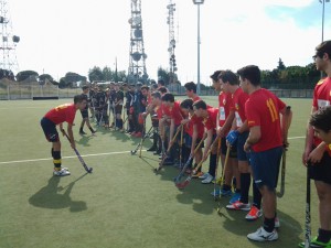 Le formazioni schierate al centro del campo