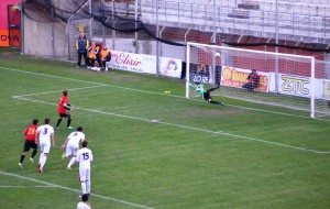 Camarda trasforma il rigore che vale il definitivo 2-2 (foto Omar Menolascina)