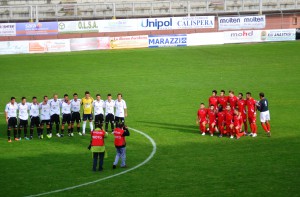 Le due squadre in posa prima del calcio d'inizio