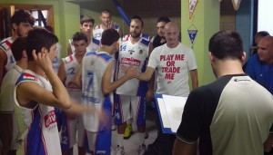 Coach Romeo carica i suoi giocatori nello spogliatoio