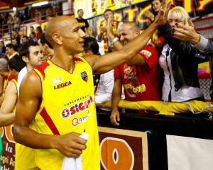 Fiorello Toppo (Sigma Barcellona) saluta i tifosi del PalAlberti