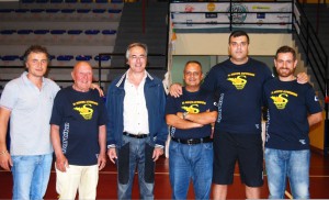 L'allenatore di Spadafora Luigi Maganza insiema alla dirigenza giallo nera