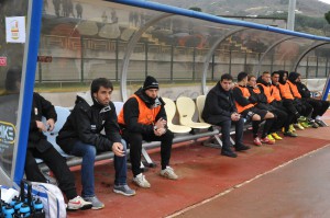Caturano in panchina con i compagni ad Ischia, dove è subentrato nel finale