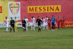 1-Lingresso-in-campo-delle-squadre-e-della-terna-arbitrale
