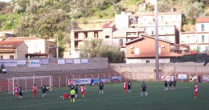 Pericolosa punizione di Gaglio con intervento di Galipò.