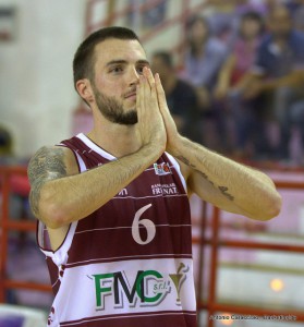 L'ex capitano Ryan Bucci saluta il pubblico di Barcellona nella gara d'andata