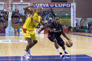 Kevin Dsillard (il miglior marcatore per Casale con 19 punti) sfida un positivo Fiorello Toppo 