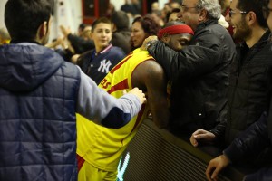 L'Mvp Andre Collins, autore di 22 punti e 21 di valutazione salutato dai tifosi a fine partita