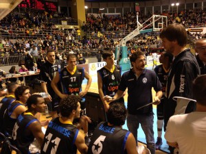 Gianmarco Pozzecco parla alla squadra durante un time out