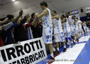 L'abbraccio del pubblico ai giocatori nel giro di campo finale
