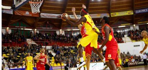 Un'azione acrobatica di Alex Young