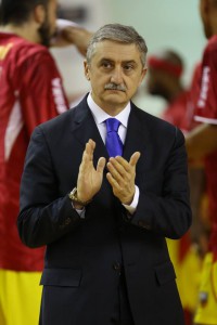 Il tecnico di Barcellona Marco Calvani applaude la sua squadra