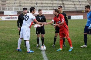 Il capitano del Città di Messina Mirco Camarda stringe la mano a Scarpa del Savoia