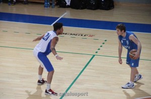 Il play Marco Strati (Agatirno) in palleggio