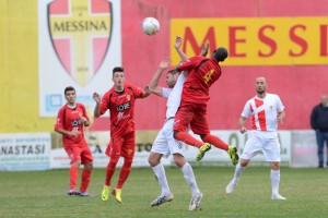 Seck stacca di testa (foto Giovanni Isolino)