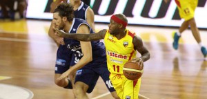 Andre Collins, l'ultimo a mollare tra i suoi con 26 punti e 9 assist