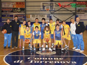I ragazzi del minibasket con dirigenti e tecnici