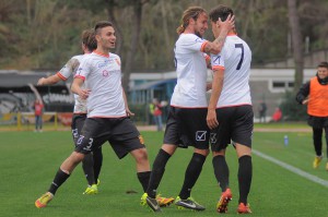 Maiorano festeggia Ferreira dopo il gol di Ischia