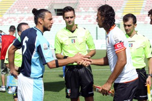 La stretta di mano tra capitani nel match d'andata 