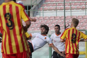 Roberto Chiaria in azione contro il Catanzaro in Coppa Italia