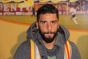 Un primo piano di Enrico Pepe, che per l'occasione ha indossato una sciarpa giallorossa