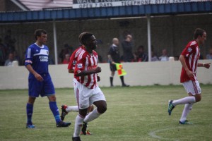 Zaine con la divisa del Williams Connection, club dell’isola caraibica di Trinidad e Tobago