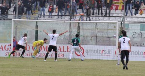 La splendida parabola disegnata da Corona si insacca sotto la Curva Sud (foto Paolo Furrer)