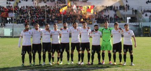 La formazione titolare del Messina schierata con la Curva Sud sullo sfondo (foto Paolo Furrer)