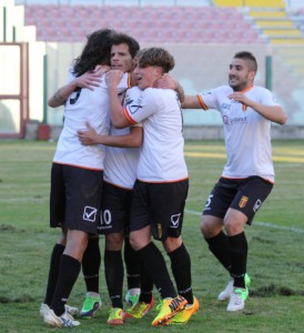 L'esultanza dei giallorossi con il Castel Rigone (foto Paolo Furrer)