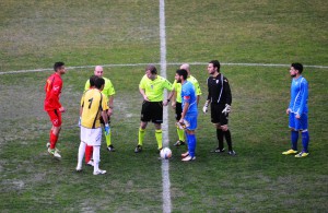 I capitani al centro del campo prima del fischio d'inizio (foto Omar Menolascina)