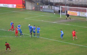 Un tentativo di Vella su calcio piazzato (foto Omar Menolascina)