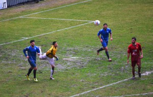 Un rinvio del portiere messinese Fazzino (foto Omar Menolascina)