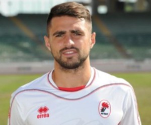 ll difensore Errico Altobello con la maglia del Bari