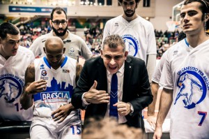 Alberto Martelossi (Brescia) parla alla sua squadra durante un time out
