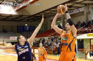 Michele Maggioli al tiro da due, 22 punti per il totem marchigiano