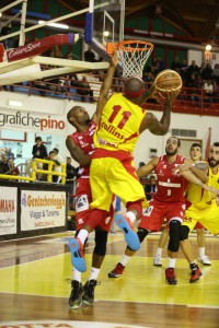 Un'acrobazia di Andre Collins, decisivo nel finale contro Forlì