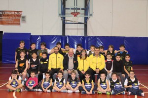 Il play Stuppia e coach Maganza insieme ai ragazzi del settore giovanile di Spadafora