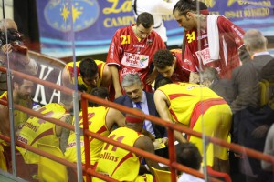 Coach Calvani (Sigma Barcellona) da indicazioni alla sua squadra