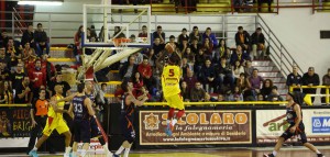 Un canestro in sospensione di Alex Young, mattatore dell'incontro con 30 punti