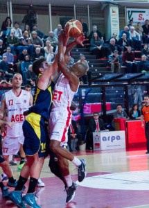 Natali tenta la stoppata su Curtis Young (foto amduzzi)