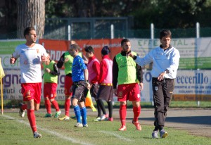 Grassadonia da indicazioni nel corso del match di Poggibonsi (foto Paolo Furrer)