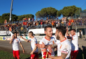 Grandi festeggiamenti per i numerosi sostenitori al seguito (foto Paolo Furrer)