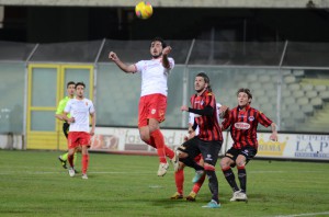 Vittorio Bernardo stacca di testa a Foggia (foto Cuteri)