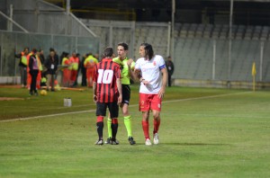 Giorgio Corona con l'arbitro (foto Cuteri)