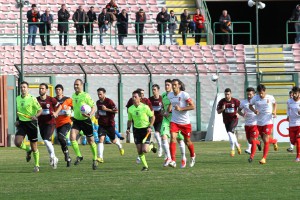 L'ingresso in campo delle due squadre (foto Gabriele Maricchiolo)