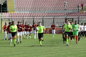 L'ingresso in campo al San Filippo nella gara d'andata tra Messina e Foggia