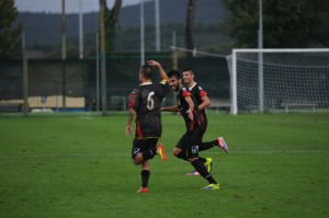 Luigi Silvestri esulta dopo un gol